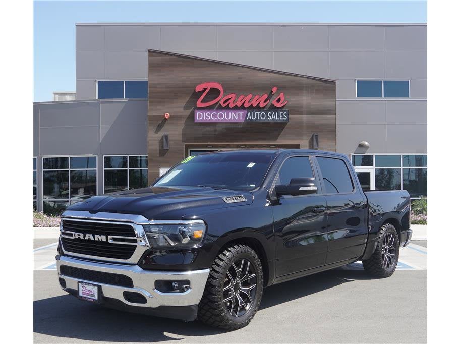 2021 RAM 1500 Big Horn in Diamond Black Crystal Pearlcoat — front three-quarter view