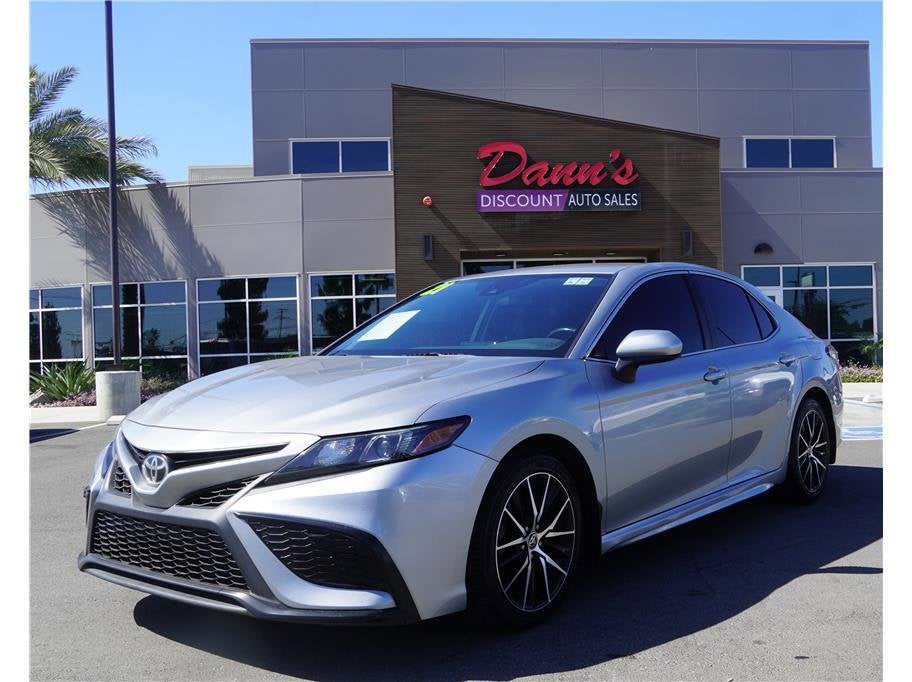 2021 Toyota Camry SE Sedan 4D in Silver — front three-quarter view